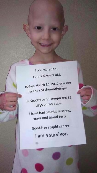 criança curada do câncer sobrevivente