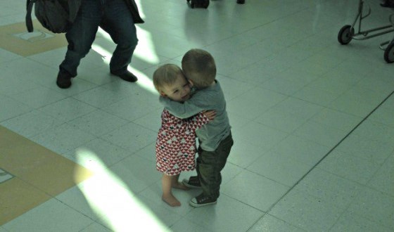 fotos crianças se abraçando