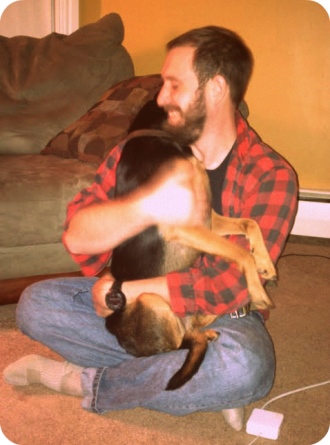 homem abraça cachorro para comemorar três anos sem câncer
