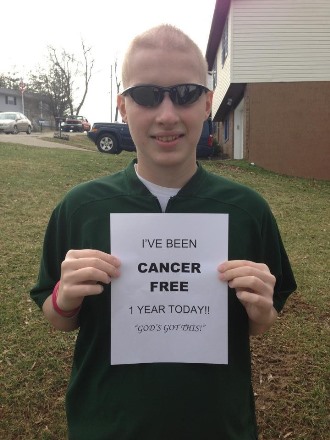 menino agradece a Deus por estar curado do câncer há um ano