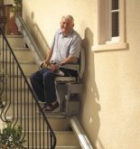 Cadeira elevador para idosos: Como funciona? Quanto custa?