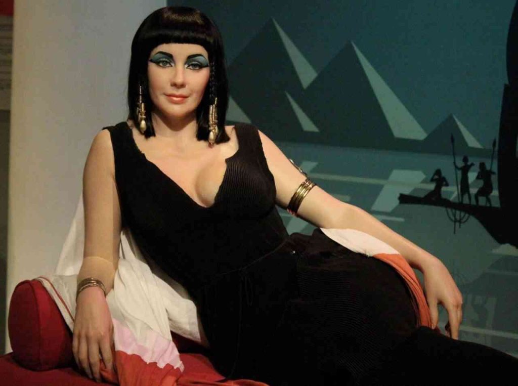 Estátua da atriz Elizabeth Taylor no papel de Cleópatra tirada no museu Madam Tussaud em Hollywood.